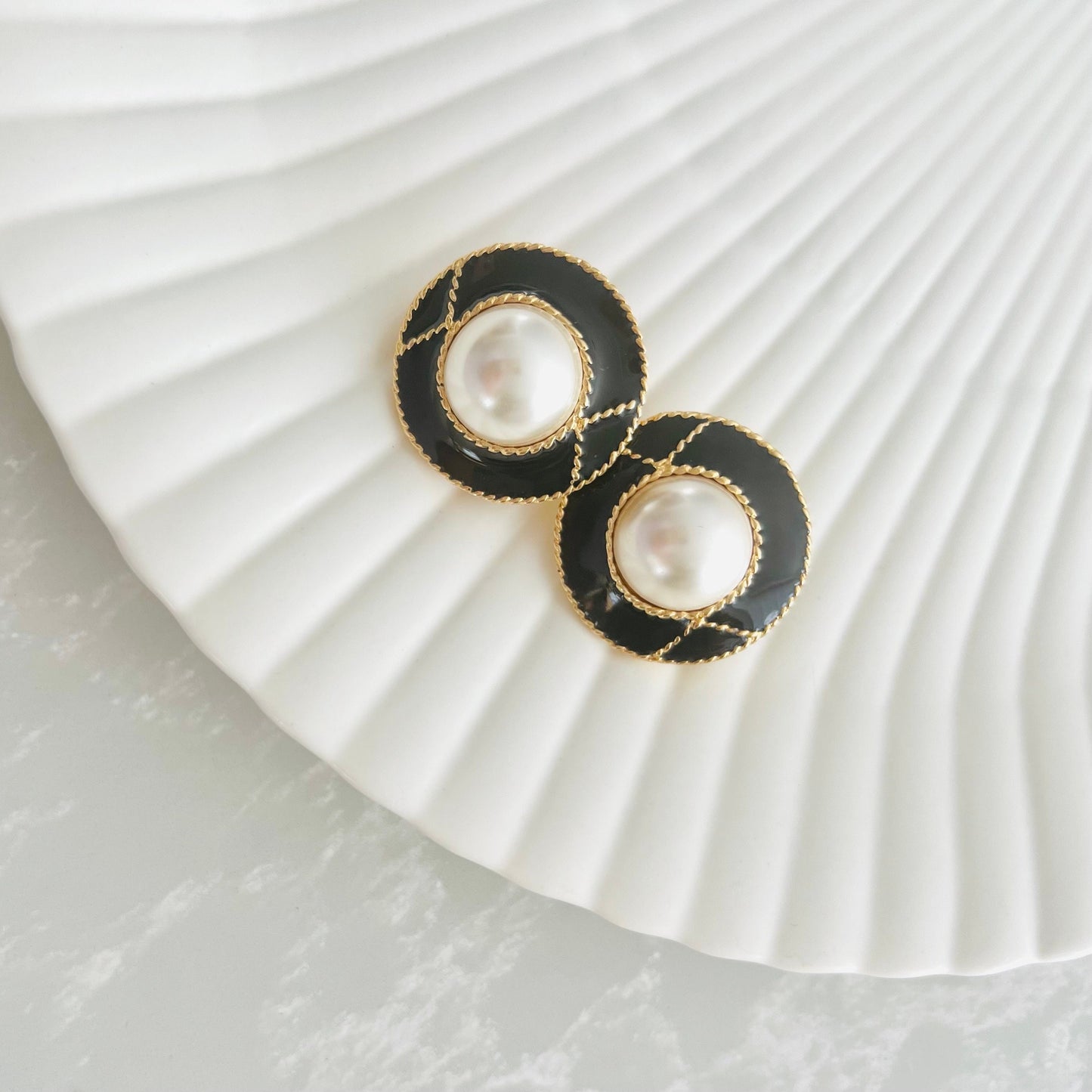 Vintage Clip-On Earrings / Black Shiny Enamel and Pearl Earrings / Retro Jewelry / Round, Classic Vintage Jewelry